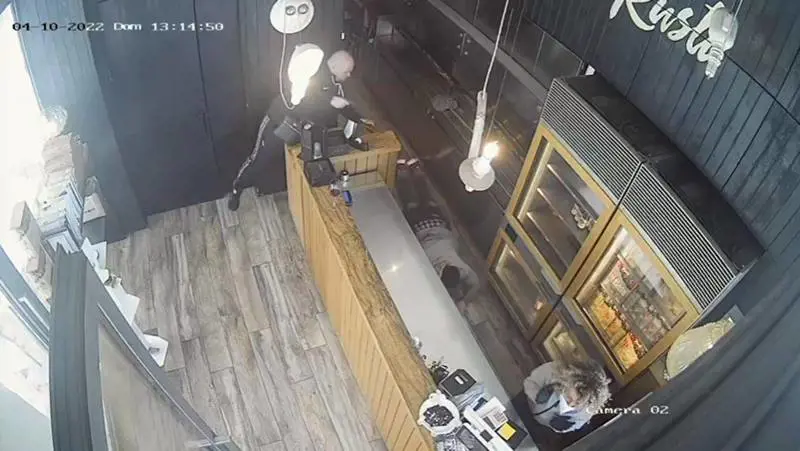 Gli spari in piazza, poi la fuga: come è scappato l'aggressore di Pescara