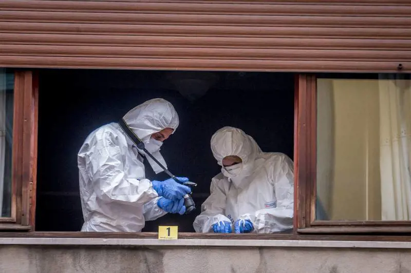 80enne muore in casa e la figlia la veglia per settimane 