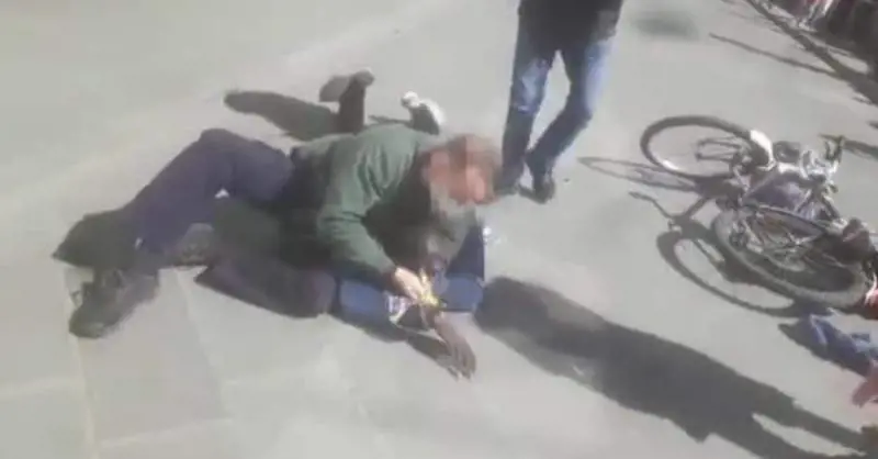 "Razzismo". Il Senegal protesta per l'arresto di un ambulante