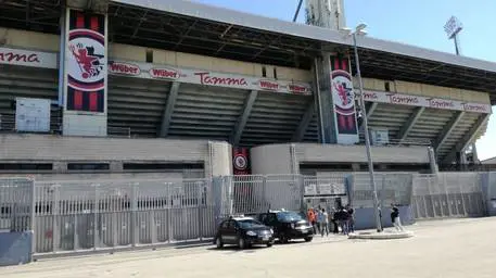 Follia in campo: gli ultrà prendono a schiaffi il giocatore durante la partita