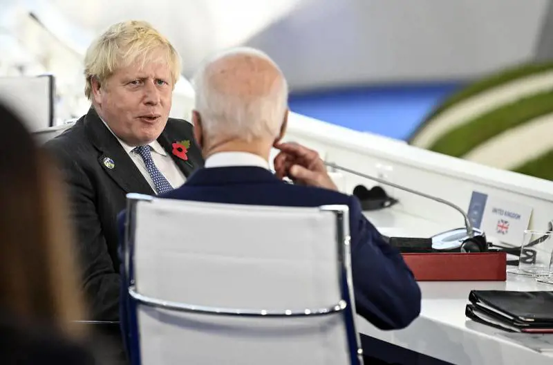 "Pressione su Putin". La telefonata Biden-Johnson che alza la tensione