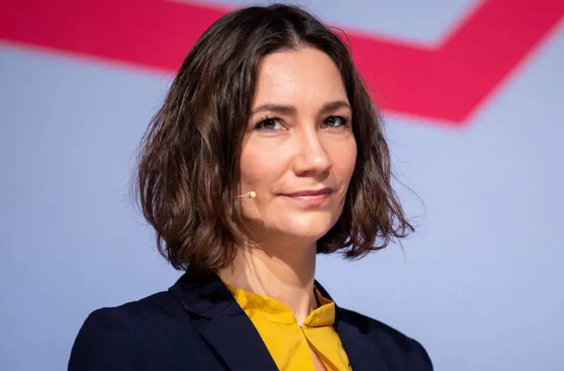 Lascia la ministra in ferie con l'alluvione