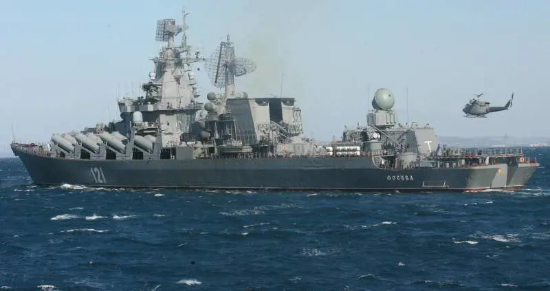 Il "drone distrazione", poi la botta: cosa è successo sul Moskva