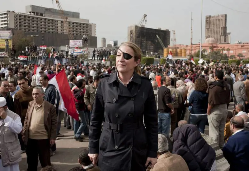 Le granate, l'occhio dilaniato, la morte. La guerra raccontata da Marie Colvin