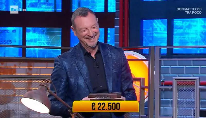 "Non è l'amante di...". La gaffe imbarazza Amadeus