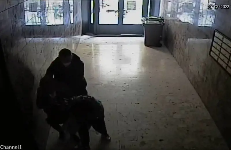 Non vuole perdere la fede del marito, 76enne aggredita dai rapinatori