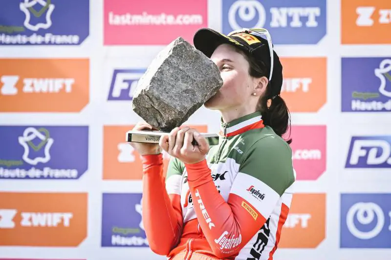 Longo Borghini regina nell'inferno Roubaix