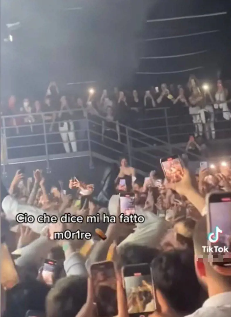 Blanco si lancia sulla folla che non lo prende: "Sono un sacco di m..."