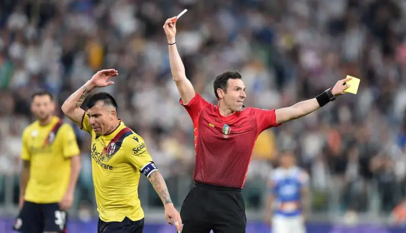 "Siete della Juventus", l'ira di Medel sull'arbitro Sacchi