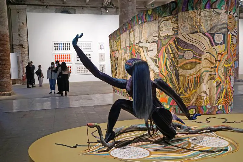 Ibridi, esoscheletri, sogni. Il surrealismo è donna