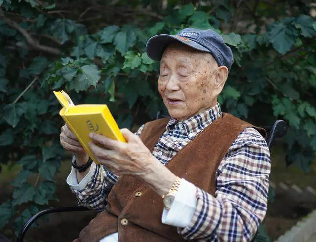 La mostra di poesie e illustrazioni di Huang Yongyu 