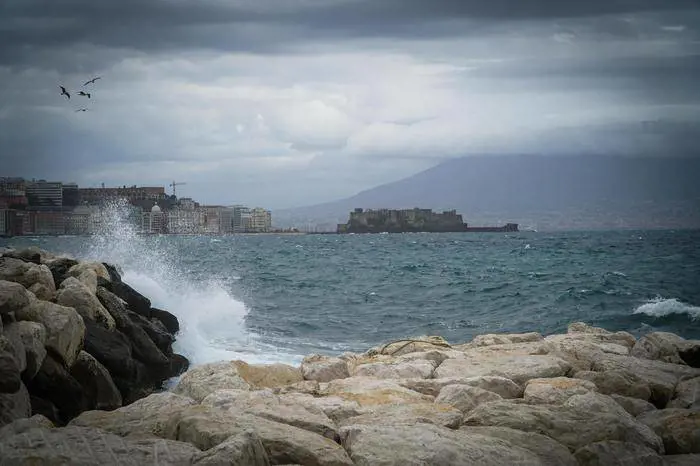 Onda anomala contro aliscafo: paura per i passeggeri