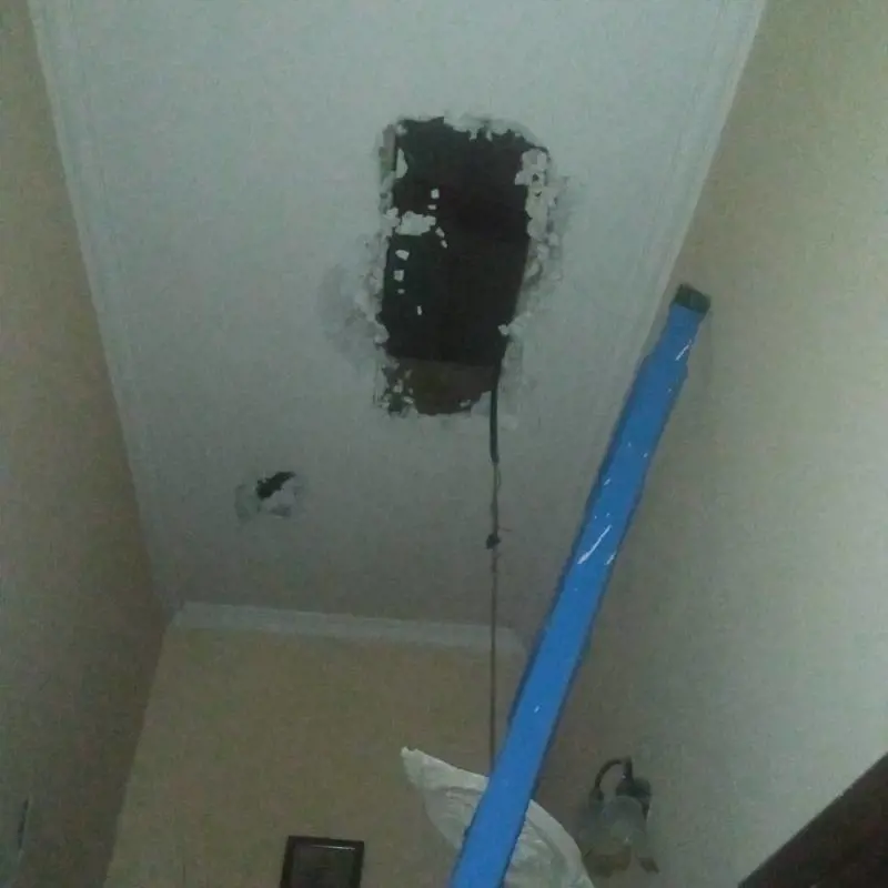 Apre un buco sul solaio per occupare la casa popolare: "Non volevo dare nell'occhio"