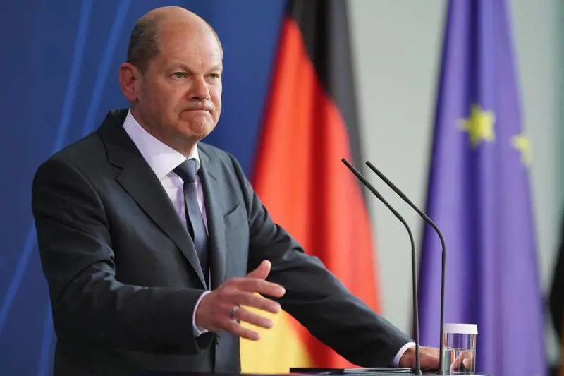 Schröder non rinnega Mosca. Spd a Scholz: "Lasci"