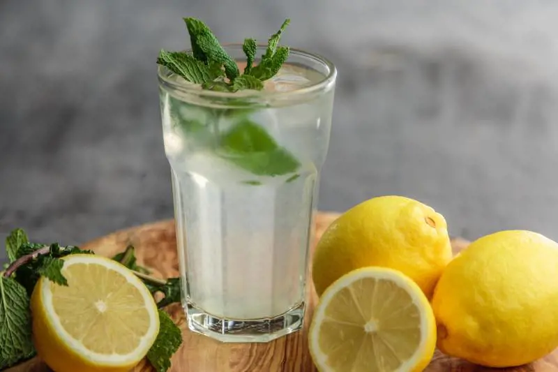 Over 60 e idratazione: come creare delle gustose acque aromatizzate
