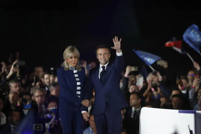 "Come Luigi XVI e Maria Antonietta...". Bufera su Macron e Brigitte