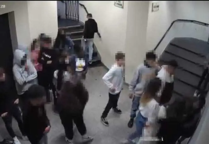 Un'immagine della "baby gang" senese