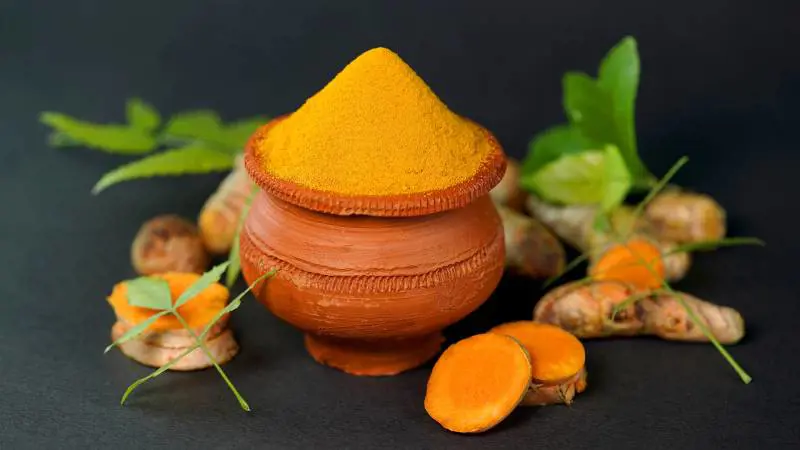 Curcuma: perché fa bene a 60 anni