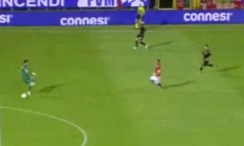 Liscia il pallone e regala il gol: la clamorosa papera di Buffon