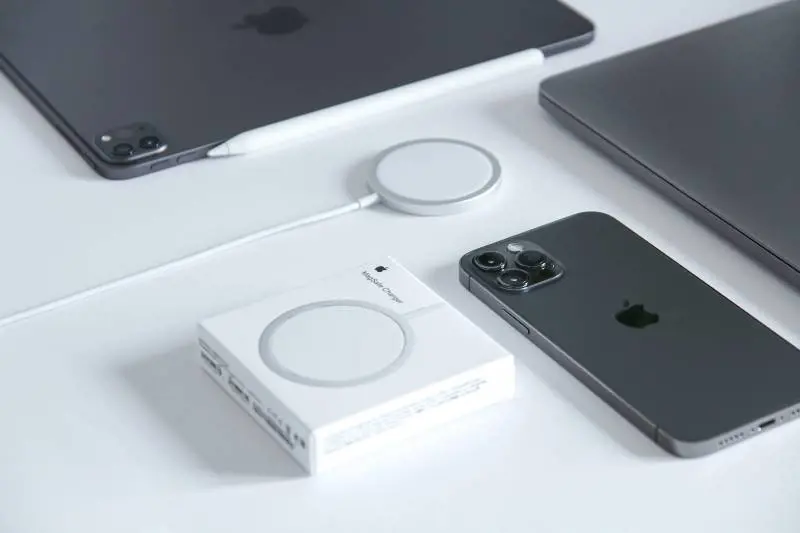 "Era ora, grazie". Come far 'parlare' l'iPhone quando si mette in carica