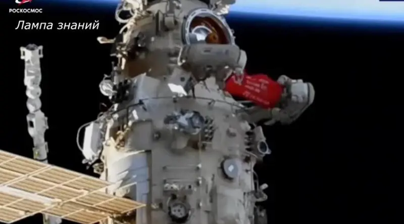 Blitz dei cosmonauti russi sulla Iss: esposto il vessillo dell'Urss