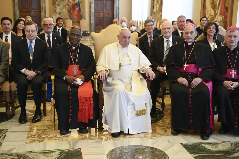 "Devo obbedire al medico". Papa Francesco non può camminare