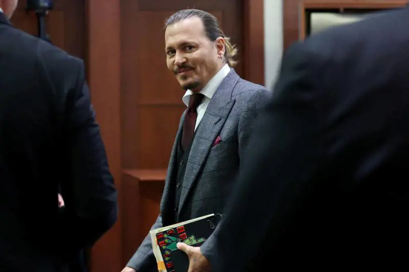Feci sul letto, minacce, un dito reciso: il processo show Depp-Heard