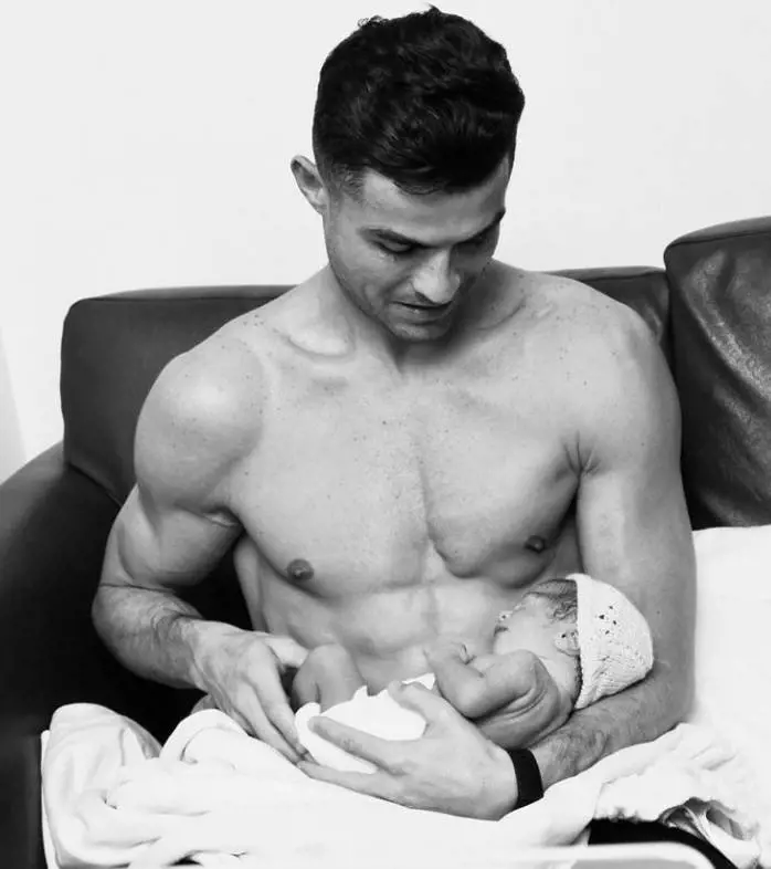 Ronaldo presenta la gemella sopravvissuta: "Amore per sempre"