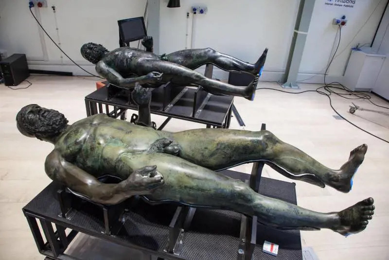 Le armi sparite, l'ombra della mafia e la statua venduta