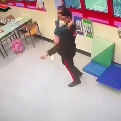 "Sei il mio eroe". Poi la bimba si è stretta al carabiniere che la ha salvata
