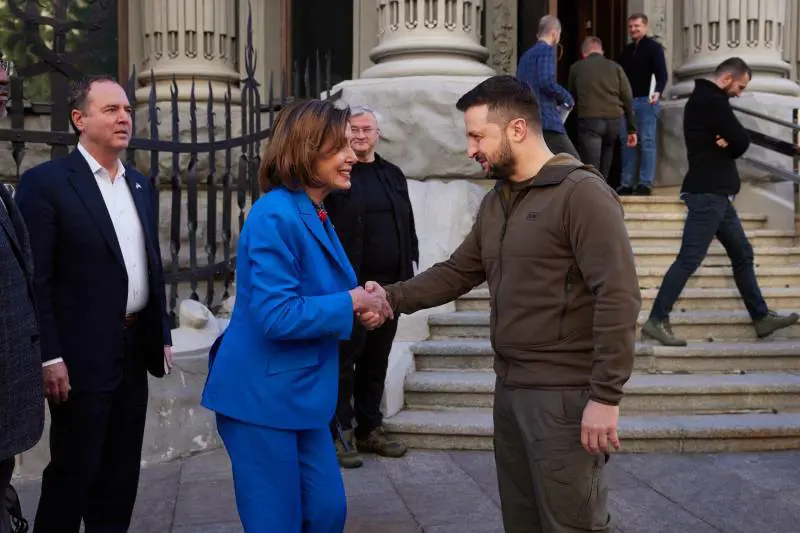 "Non ci si può piegare a un bullo". Nancy Pelosi vola a Kiev e incontra Zelensky