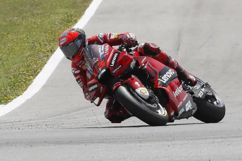 MotoGp, Bagnaia trionfa a Jerez: vittoria da urlo davanti a Quartararo