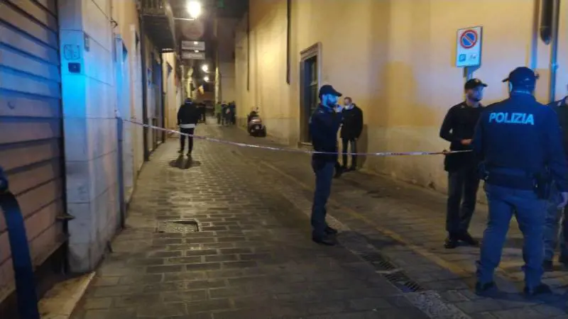 Uccisa a coltellate: fermato l'ex fidanzato mentre vagava nudo