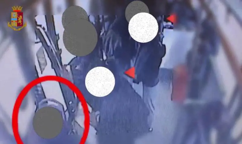 Milano in balìa dei furti: ora spuntano le foto segnaletiche delle ladre rom