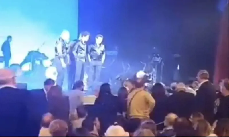 Massimo Ranieri cade dal palco. Corsa in ospedale e ricovero: come sta