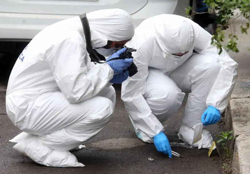 Pestata e accoltellata in casa. Fermato il vicino: era evaso dai domiciliari