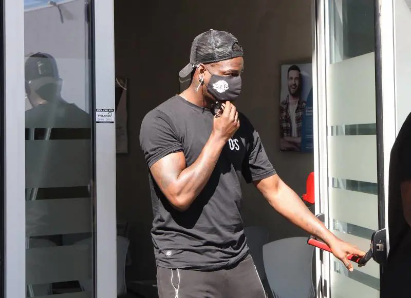 Balotelli e il finto stupro. Il piano dell'avvocato: "Mi compro due Ferrari"