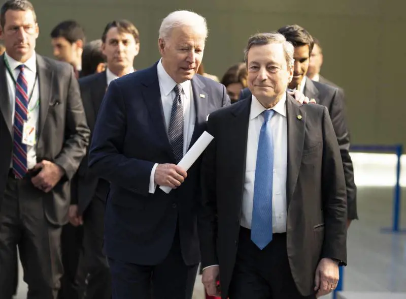 L'Europa si danna per trovare la quadra su sanzioni e trattati. Draghi vola da Biden e fa asse con Parigi