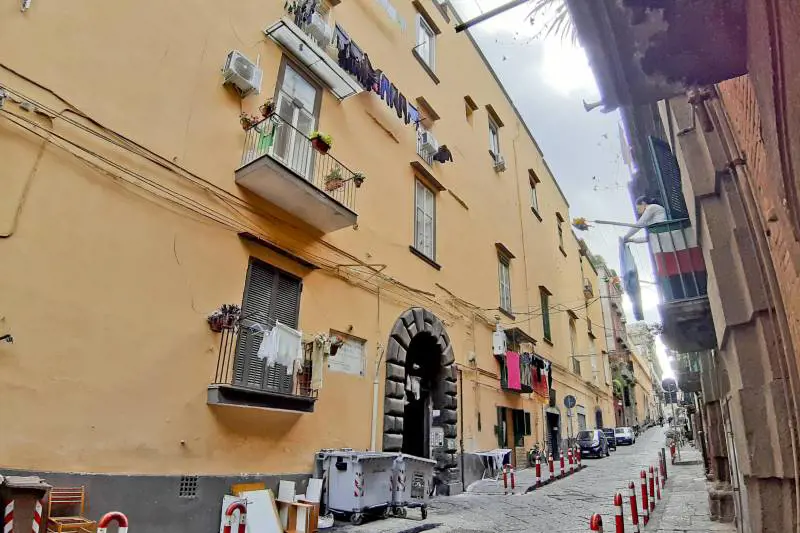 Occupano la casa di un'anziana, ora vogliono ristrutturarla