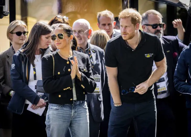 Harry e Meghan ritornano dalla Regina: "Lo fanno per soldi"