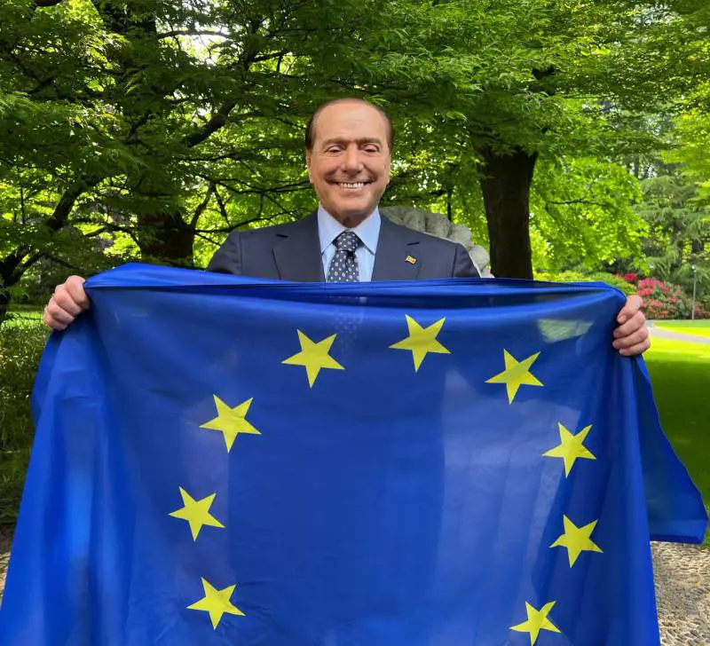 Berlusconi: "Cambiare i trattati per fare gli Stati uniti d'Europa"