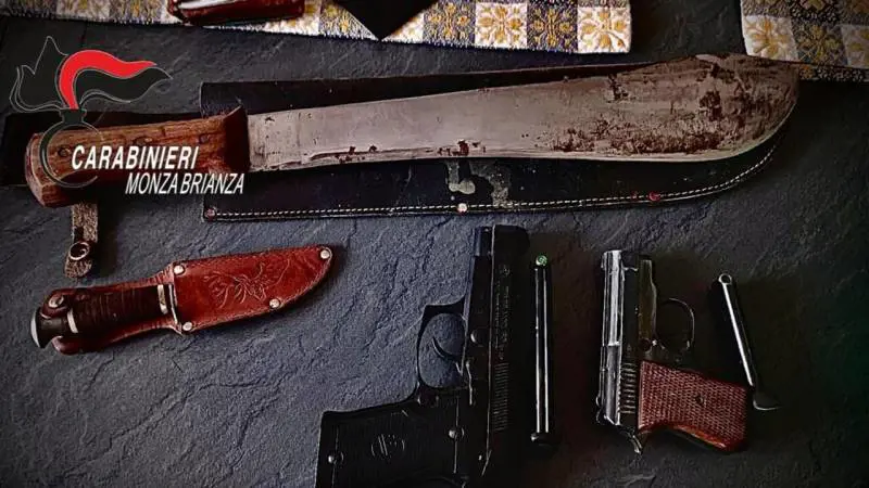 "Gli faccio un buco in testa". Nella lite tra vicini spuntano pistole e machete