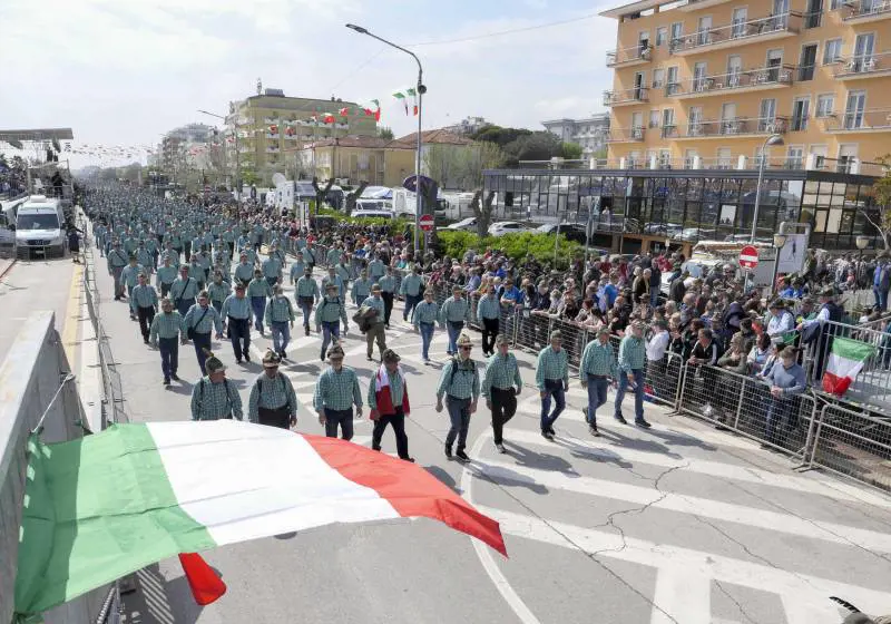 La sentenza della sinistra: gli alpini sono molestatori