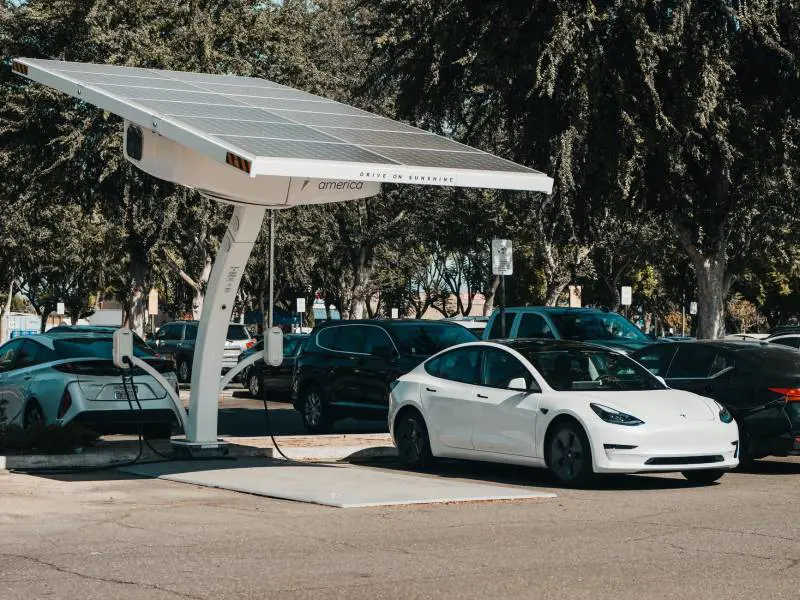 Arriva la tassa sulle auto elettriche: ecco dove e come verrà calcolata