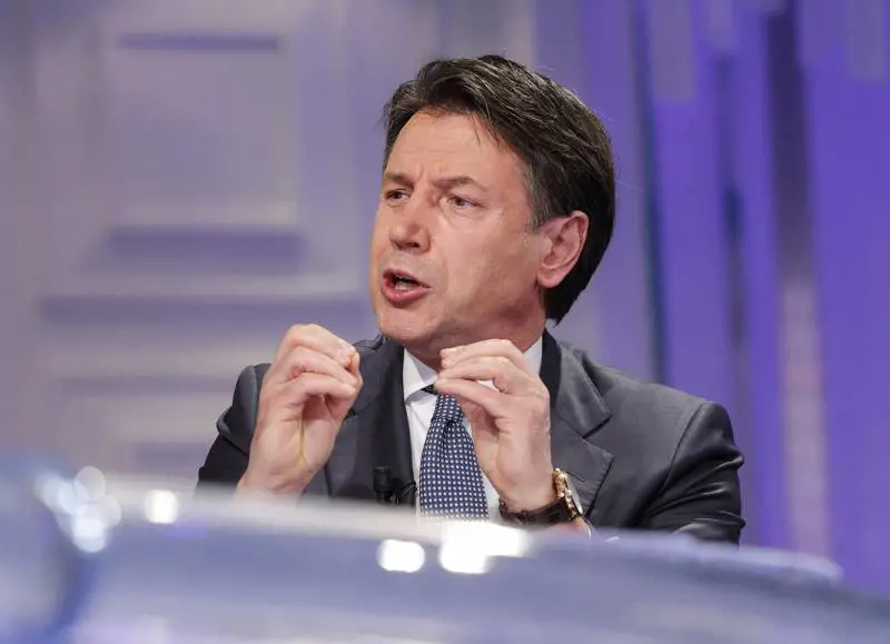"Imporre la pace", "Cretinate". Scontro tra Conte e Calenda