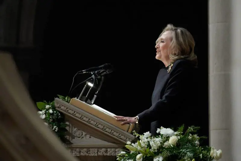 "Meloni premier? È rottura con il passato". Hillary Clinton approva la leader di FdI
