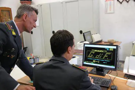 Due agenti della guardia di finanza
