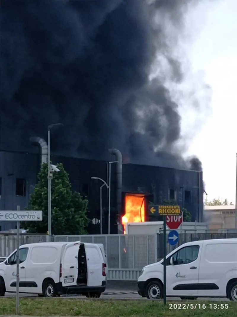 "Rischio intossicazione. Chiudete le finestre": allarme per l'incendio in fabbrica