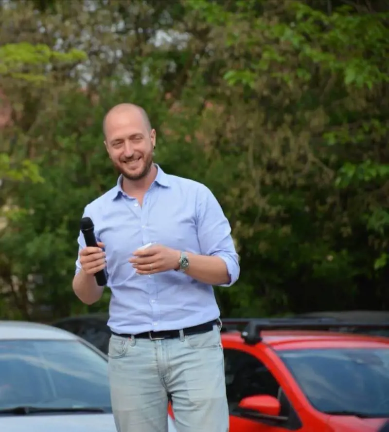 "Denigra i simboli cattolici". E pure la sinistra moderata scarica il suo candidato