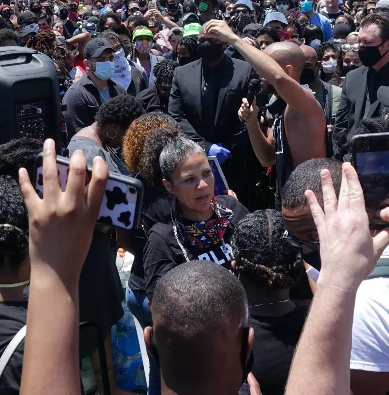 "Ville e soldi ai familiari": bufera sulla fondatrice di Black Lives Matter